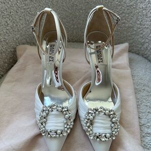 Badgley Mischka size 7 white heels